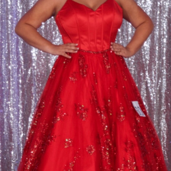 By Collette- Mon Cheri Size 8 Red Gown - Picture 4 of 5